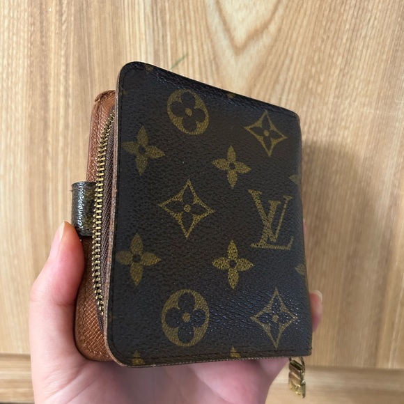 Louis Vuitton Monogram Compact Zip Bifold Wallet listing updated - Picture 16 of 17